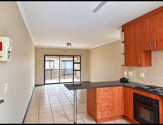 2 BEDROOM TOWNHOUSE FOR SALE IN SONNEVELD